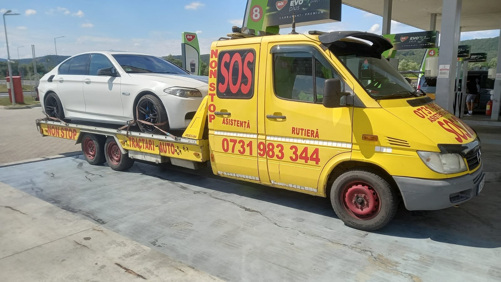 Tractare autoturism alb