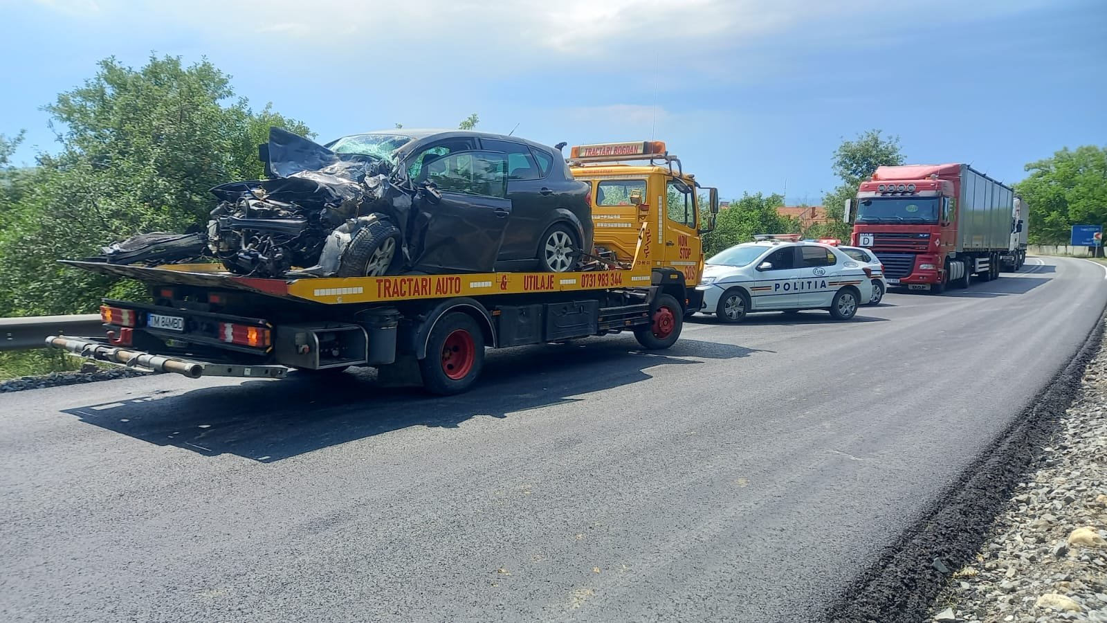 Vehicul avariat pe platformă